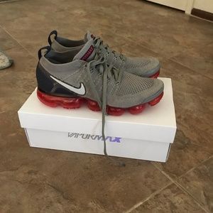 NIKE AIR VAPORMAX FLYKNIT 2 SIZE8.5